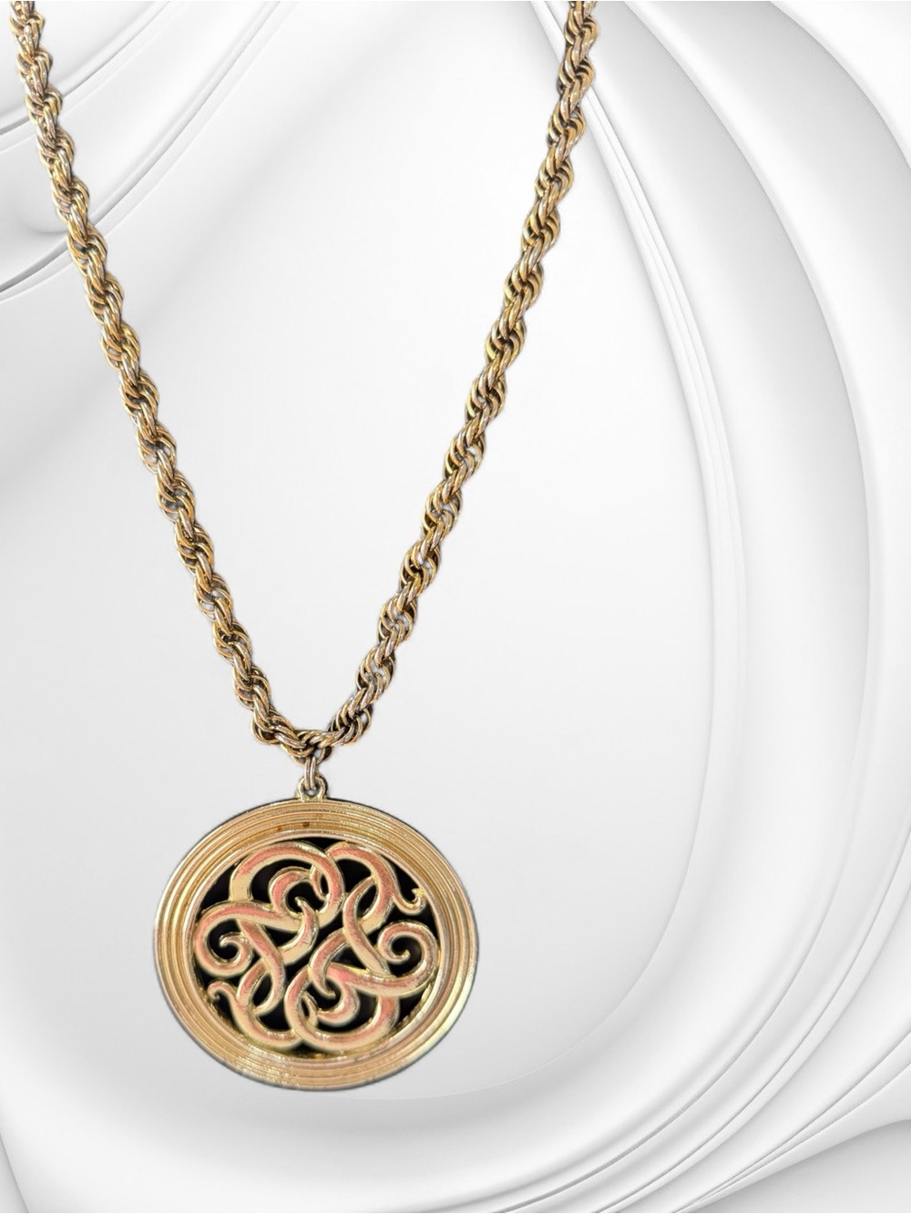 Vtg Signed Lisner Gold-Tone Filigree Swirl Pendant on Two-Tone Rope Chain 64g